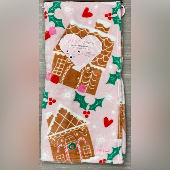 Betsey Johnson Christmas Pink Gingerbread House 50x60 Blanket Throw NEW - Picture 1 of 3